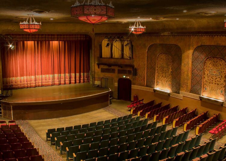 இரவு 2 மணிவரை திரையரங்குகளில் காட்சிகள் : கோரிக்கை வைத்தது தயாரிப்பாளர்கள் விநியோகஸ்தர்கள் திரையரங்கு உரிமையாளர்கள் சங்கங்கள்..