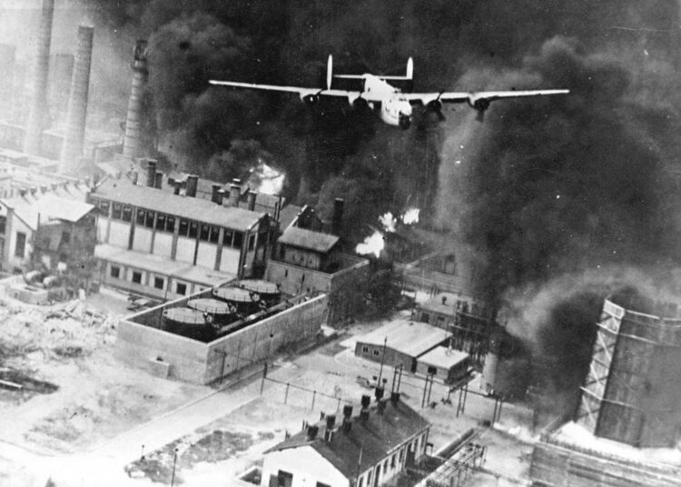 1943 – இரண்டாம் உலகப் போர்: ஜெர்மனி மீது  மீது பிரித்தானியா நடத்திய குண்டுத் தாக்குதலில்  42,000 பேர் உயிரிழந்தனர்.