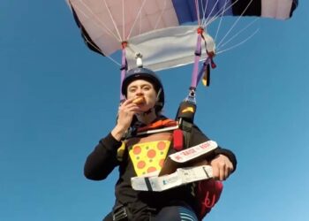 பிரித்தானியாவில் பறந்து கொண்டு பீசா விநியோகம்: நிறுவனத்தின் புதிய முயற்சி