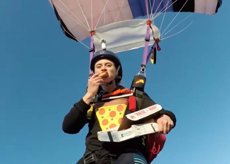 பிரித்தானியாவில் பறந்து கொண்டு பீசா விநியோகம்: நிறுவனத்தின் புதிய முயற்சி