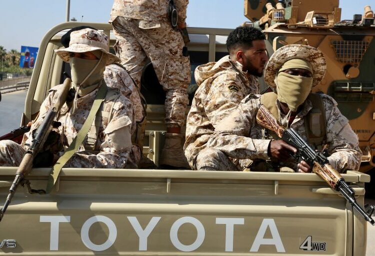 லிபியாவில் அரசை கைப்பற்றும் நடவடிக்கை- கடுமையான மோதல் : 27 பேர் உயிரிழப்பு..மோதல் தொடர்கின்றது …