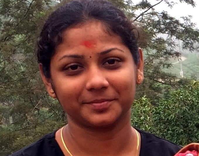 யாழ்ப்பாணப் பல்கலைக்கழக மாணவி தூக்கில் தொங்கிய நிலையில் சடலமாக மீட்பு ..