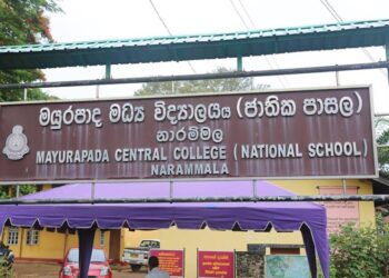 தேர்தல் போட்டி – சக மாணவிகளுக்கு தண்ணீரில்  விஷம் கலந்து கொடுத்த மாணவி cctv யால் சிக்கினார்…