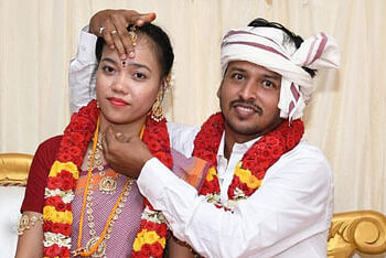 ஆப்பிரிக்காநாட்டு  இளம்பெண் தமிழக இளைஞரை தமிழ் பாரம்பரிய முறைப்படி திருமணம்.