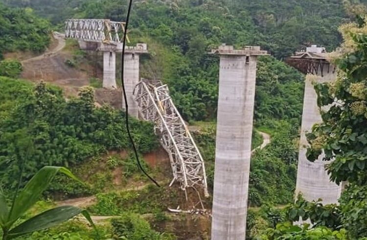 கட்டுமானம் நடைபெறும் போதே இடிந்து வீழ்ந்த ரயில்வே பாலம்: 17 பேர் பலியான சோகம் …