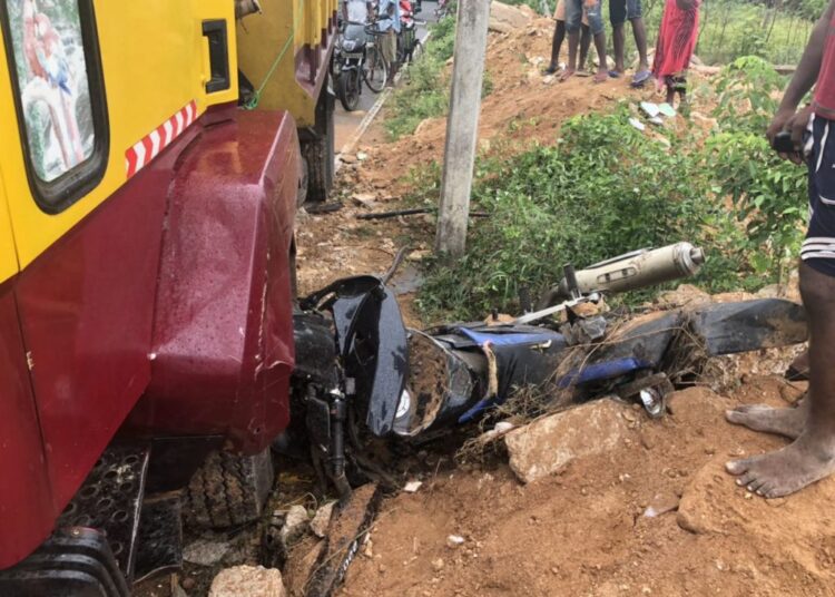 பொலிசாரின் வாகனம் மோதி கோர விபத்து- மனைவி கண்ணெதிரே கணவன் பலி: மனைவி கவலைக்கிடம் …