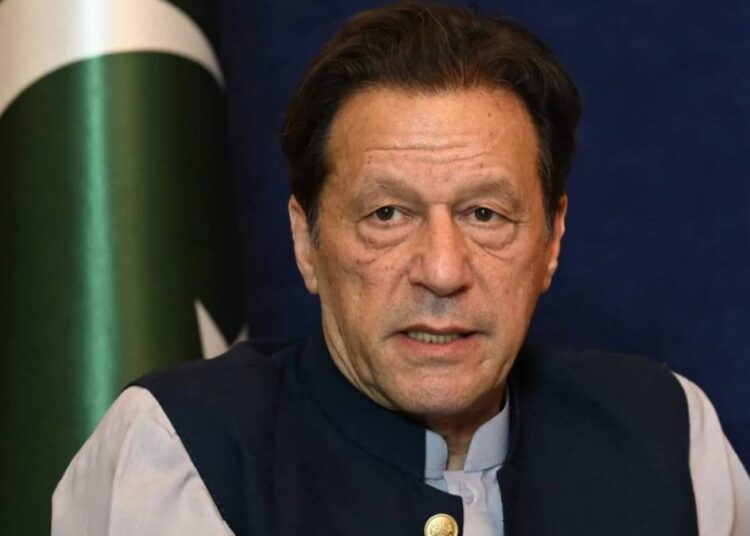 பாகிஸ்தான் முன்னாள் பிரதமர் கைது – முன்னாள் கிரிக்கெட் வீரரான இம்ரான் கானுக்கு நேர்ந்த அவலம்.