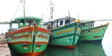 இந்தியாவிற்கு  படகு மூலம்  சென்று பேச்சுவார்த்தை நடத்த தீர்மானம்  மீனவர்கள்.!
