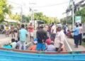 திருகோணமலை மீனவர்கள் வீதியின் குறுக்கே படகுகளை வைத்து மறியல் போராட்டம்.
