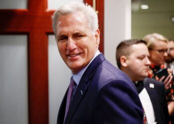 கெவின் மெக்கார்த்தி பதவியிலிருந்து நீக்கப்பட்டார்