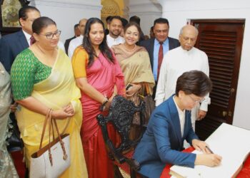 சீன ஜனாதிபதியின் விசேட தூதுக்குழுவினர் பிரதமர் தினேஷ் குணவர்தனவுடன் சந்திப்பு.!