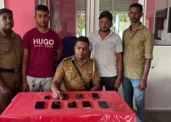 யாழ்ப்பாணத்தில் கையடக்கத்தொலைபேசி திருட்டில் ஈடுபட்ட மூவர் கைது.!