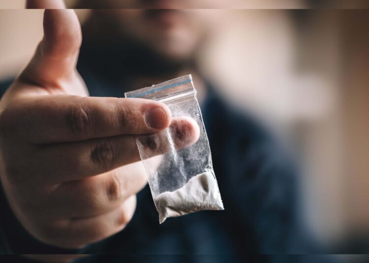 போதைப்பொருளுடன் சிறைக்காவலர் கைது.!