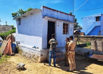 தாயின் கழுத்தை அறுத்து கொலை செய்த மகள்.!