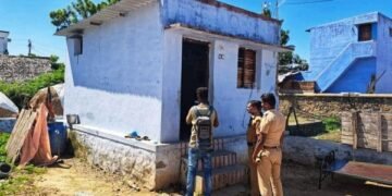 தாயின் கழுத்தை அறுத்து கொலை செய்த மகள்.!