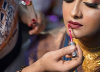 கொழும்பு அழகுக்கலை பெண்ணிடம் ஏமாந்த யாழ் பெண்ஆசிரியை.!