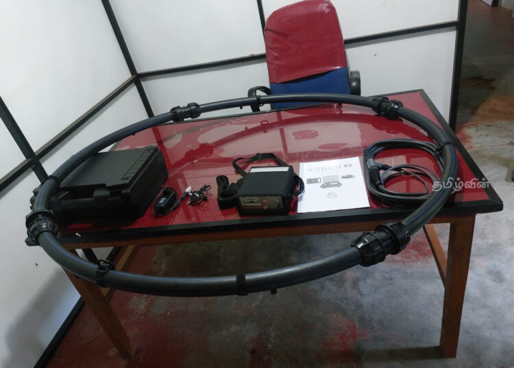 நிலத்தை சோதனைக்கு உட்படுத்தும் நவீன ஸ்கேனருடன் மூவர் கைது.