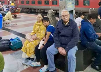 முன்னாள் விமான போக்குவரத்துறை அமைச்சர் குடும்பத்துடன் தொடருந்துக்கு  பயணியாக காத்திருப்பு.!