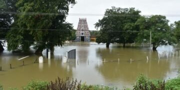 திருகோணமலை வெருகல்  வெள்ளத்தில் மூழ்கியது மக்கள் பாடசாலையில் தஞ்சம்!