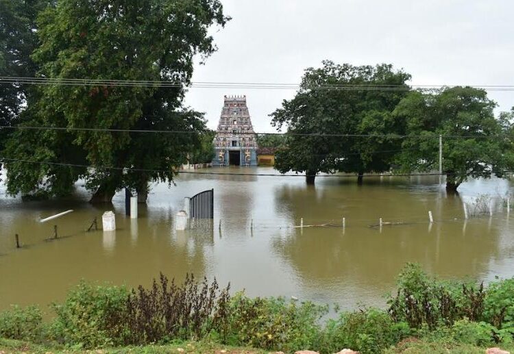 திருகோணமலை வெருகல்  வெள்ளத்தில் மூழ்கியது மக்கள் பாடசாலையில் தஞ்சம்!
