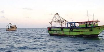 கடலில் மிதந்த திரவத்தை அருந்திய இருவர் பலி  நால்வர் கவலைக்கிடம்!