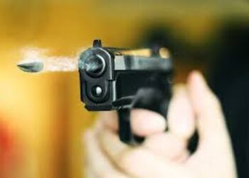 மோட்டார் சைக்கிளில் வந்த இனந்தெரியாத இருவர் துப்பாக்கிப் பிரயோகம்.!