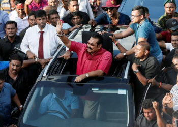 மஹிந்தவின் கடமைகளிலிருந்து அதிகாரிகள் பணி நீக்கம்.!