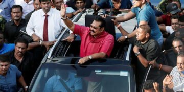 மஹிந்தவின் கடமைகளிலிருந்து அதிகாரிகள் பணி நீக்கம்.!