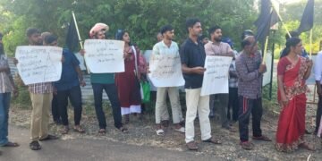 தையிட்டியில் திஸ்ஸ ராஜமகா விகாரை அமைந்துள்ள மற்றும் அதனைச் சூழவுள்ள தமது காணிகளை மீளக் கையளிக்கக் கோரி காணி உரிமையாளர்களின் போராட்டம் சற்று முன்னர் ஆரம்பமாகியுள்ளது.