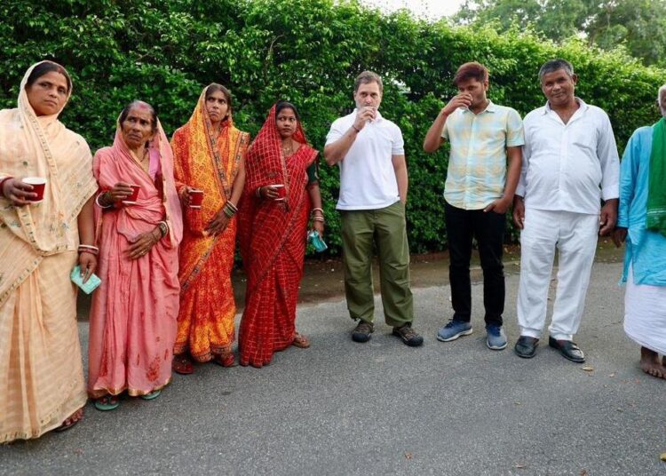 பிஹாரில்”இறந்துபோன” வாக்காளர்களுடன் தேநீர் விருந்து -ராகுல் காந்தி.!