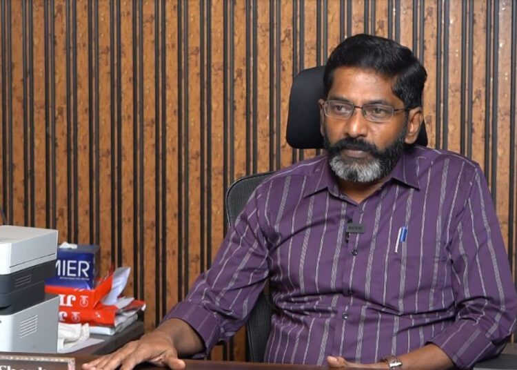 பிரபல யூடியூபர் சவுக்கு சங்கர் ஆதம்பாக்கம் காவல்துறையினரால் அதிரடி கைது!