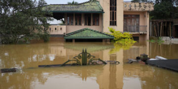 ‘டிட்வா’ புயல் மற்றும் கனமழை – இலங்கையில் பலி எண்ணிக்கை 627-ஐ எட்டியது; மீண்டும் நிலச்சரிவு எச்சரிக்கை!