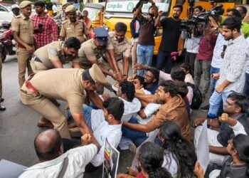 டில்லியில் மாணவர்கள் நடத்தி வரும் போராட்டத்தில் கத்தி, வாள் போன்ற பயங்கர ஆயுதங்கள்.