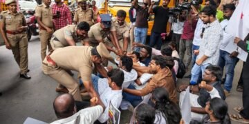 டில்லியில் மாணவர்கள் நடத்தி வரும் போராட்டத்தில் கத்தி, வாள் போன்ற பயங்கர ஆயுதங்கள்.
